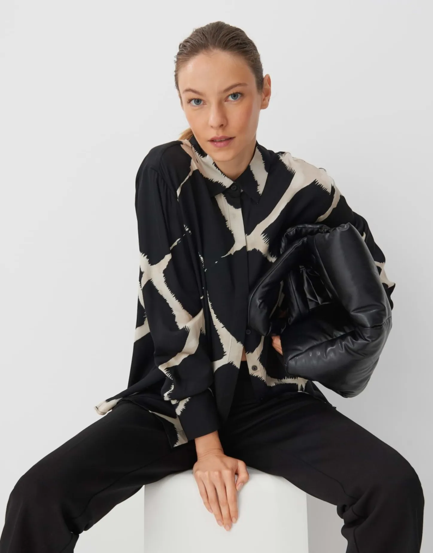 blouse_met_print_zirvana_5.webp Frau someday Fashion Blazer Vesten>Blouse Met Print Zirvana