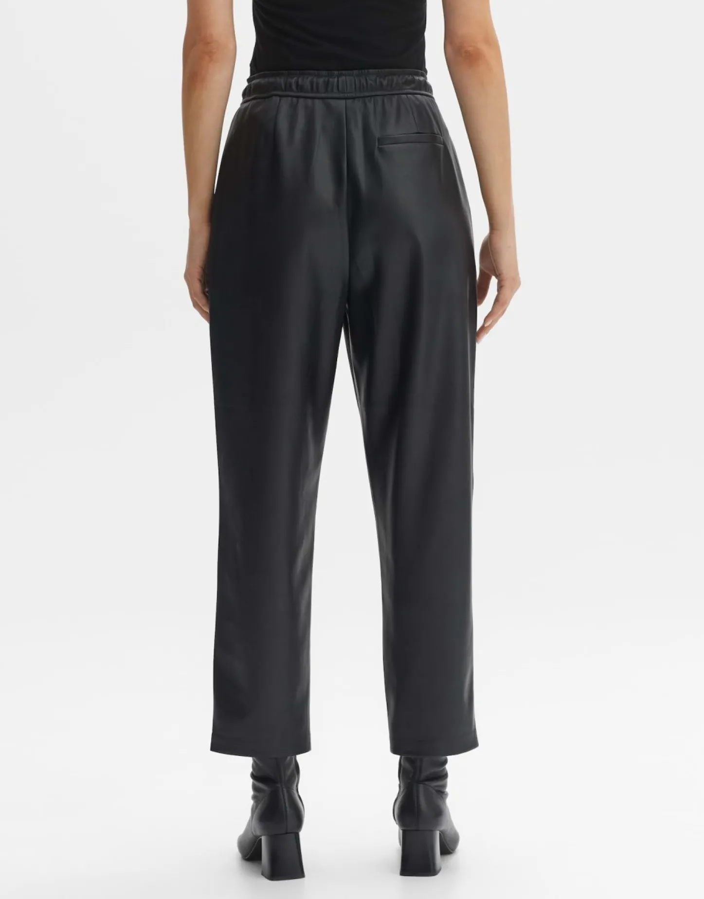 kunstleren_broek_majella_2-1.webp Frau someday Fashion Broeken>Kunstleren Broek Majella