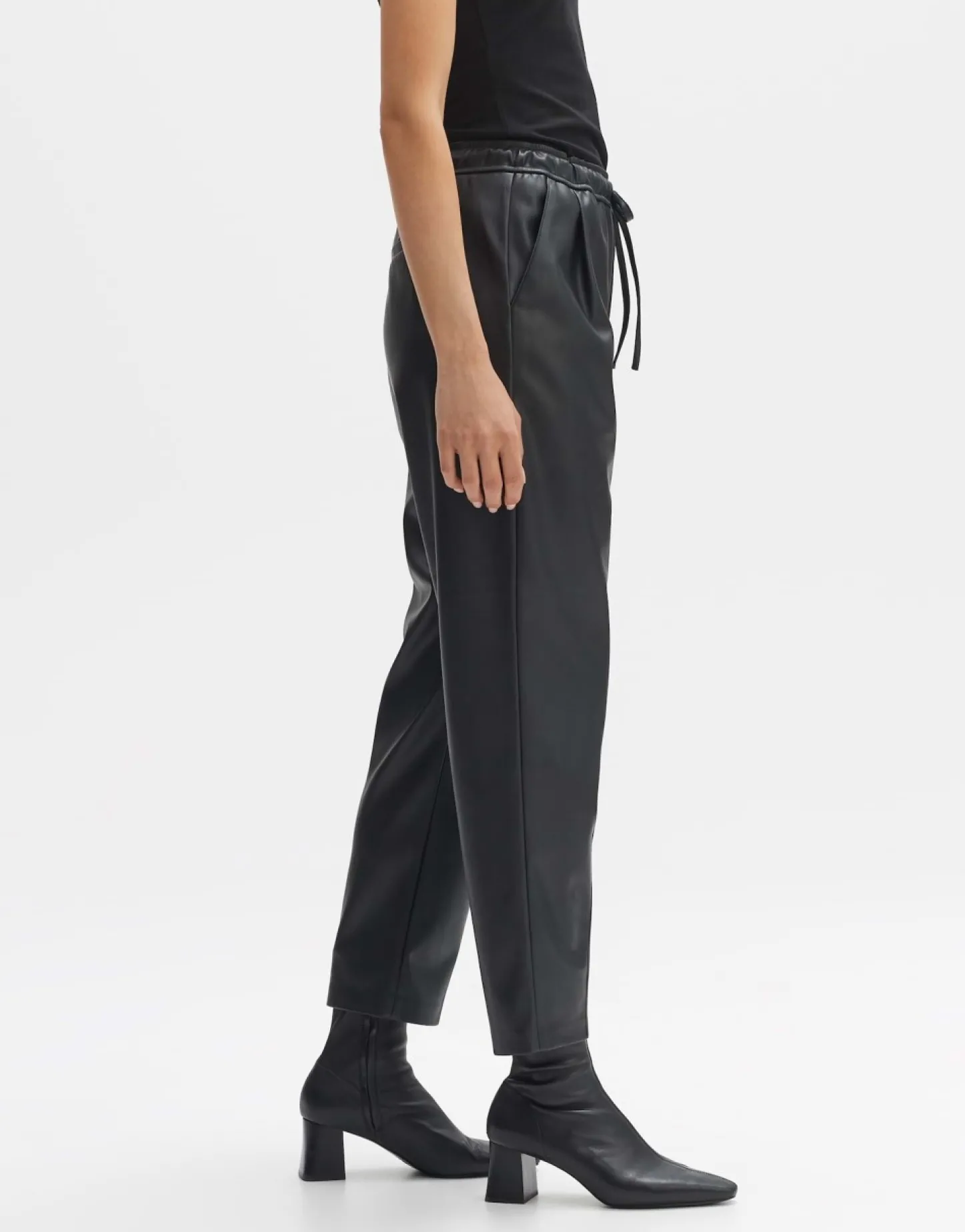 kunstleren_broek_majella_3-1.webp Frau someday Fashion Broeken>Kunstleren Broek Majella