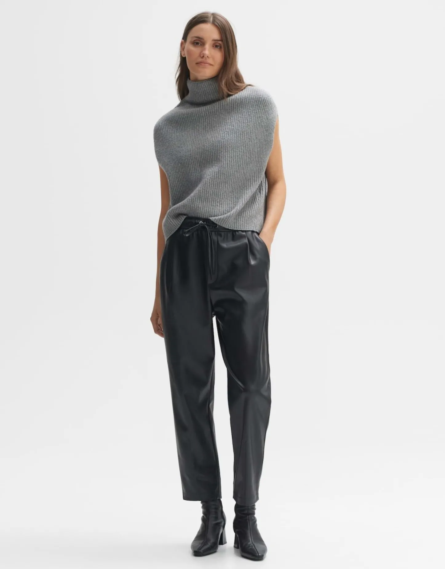 kunstleren_broek_majella_5-1.webp Frau someday Fashion Broeken>Kunstleren Broek Majella