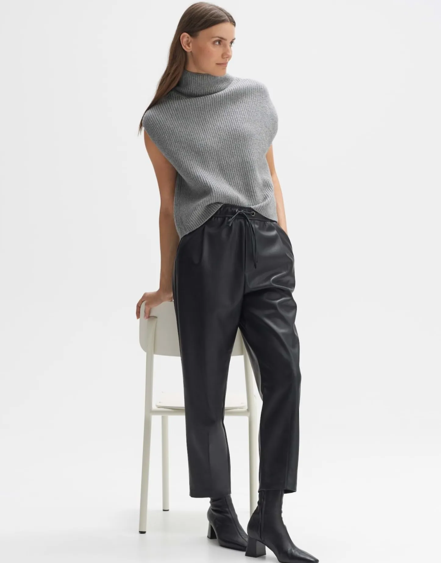 kunstleren_broek_majella_6-1.webp Frau someday Fashion Broeken>Kunstleren Broek Majella